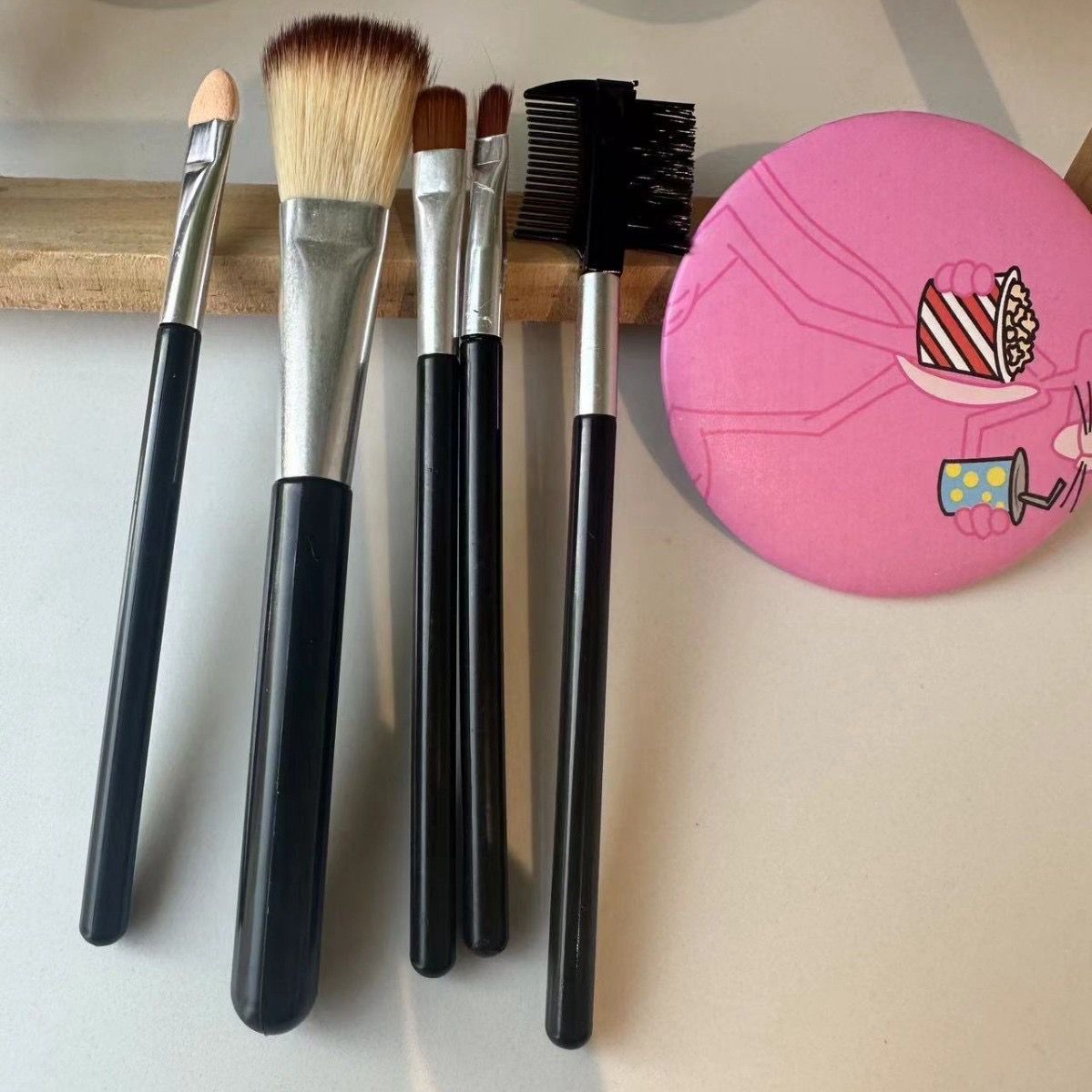Huda Beauty Brush Set with Mirror - 5 Pcs - Buy Online in Pakistan at Cosmia.pk