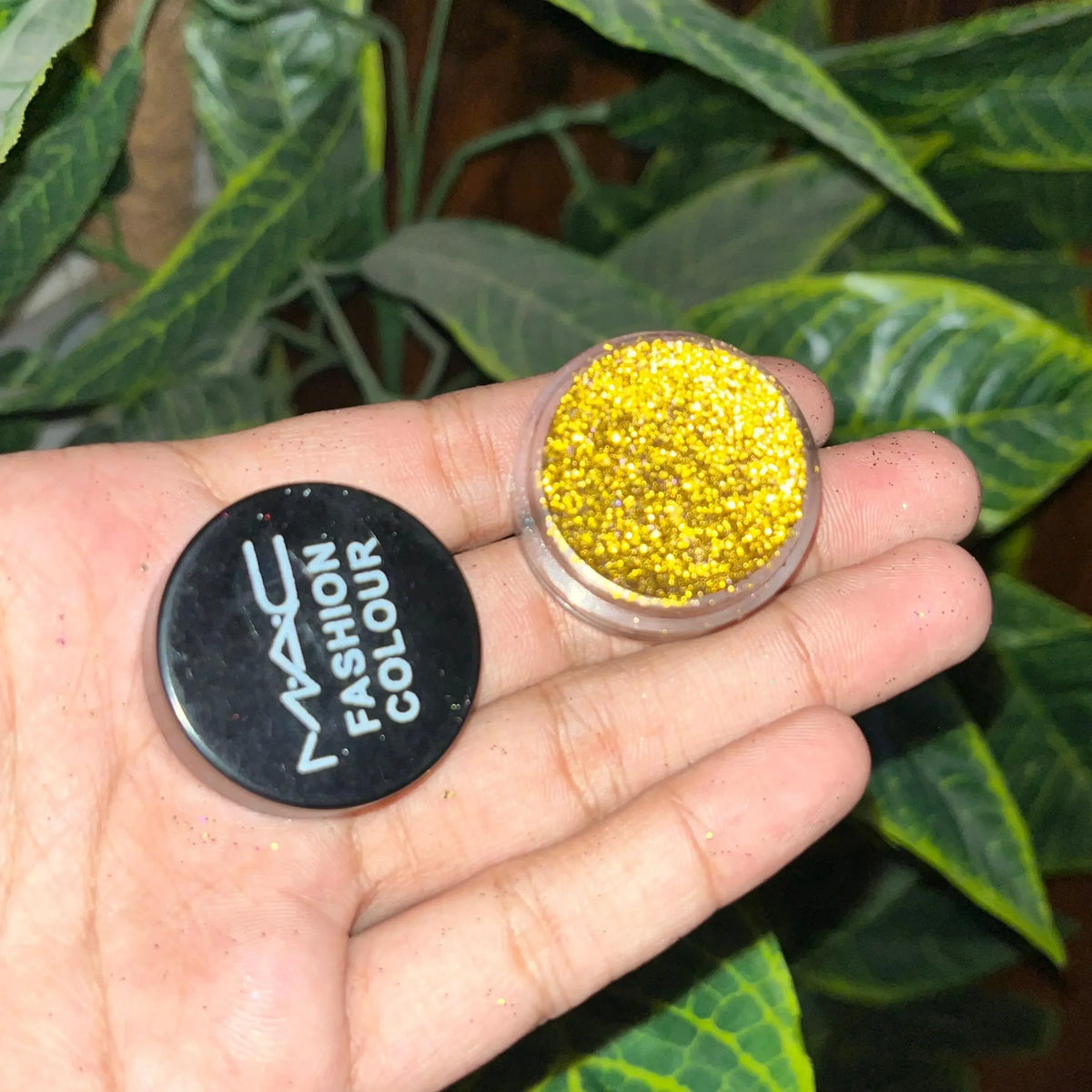 MAC Glitter Eyeshadow – Dazzling Sparkle & Intense Pigmentation - Buy Online in Pakistan at Cosmia.pk
