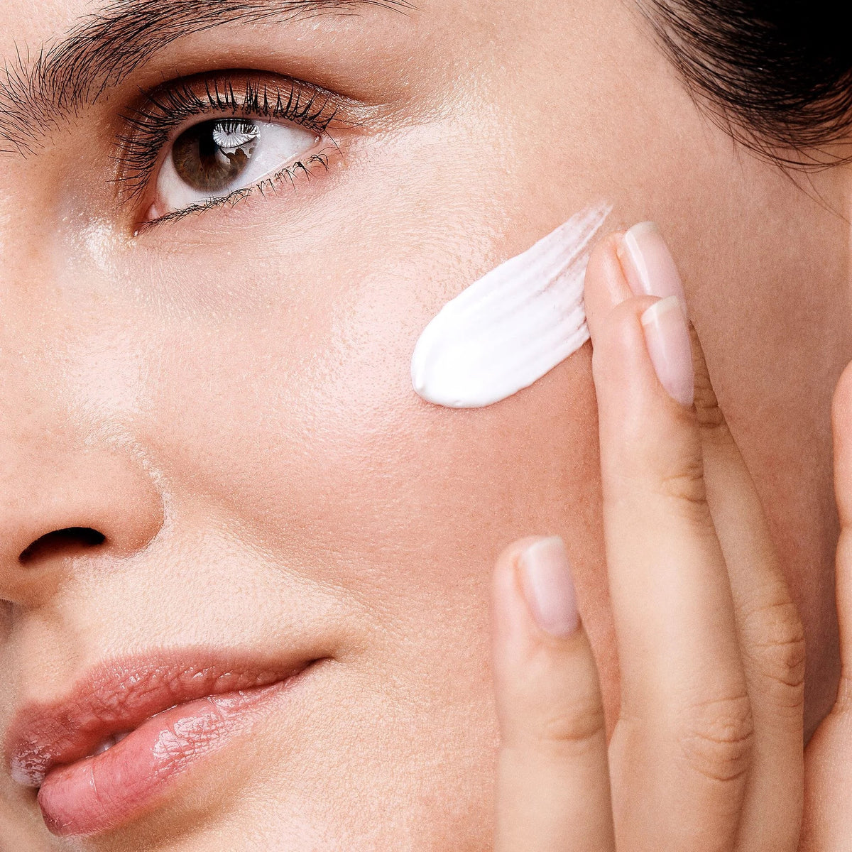 Oriflame Even Out Day Cream SPF 20 – Brightening & Protective Daily Moisturiser - 50ml - Buy Online in Pakistan at Cosmia.pk