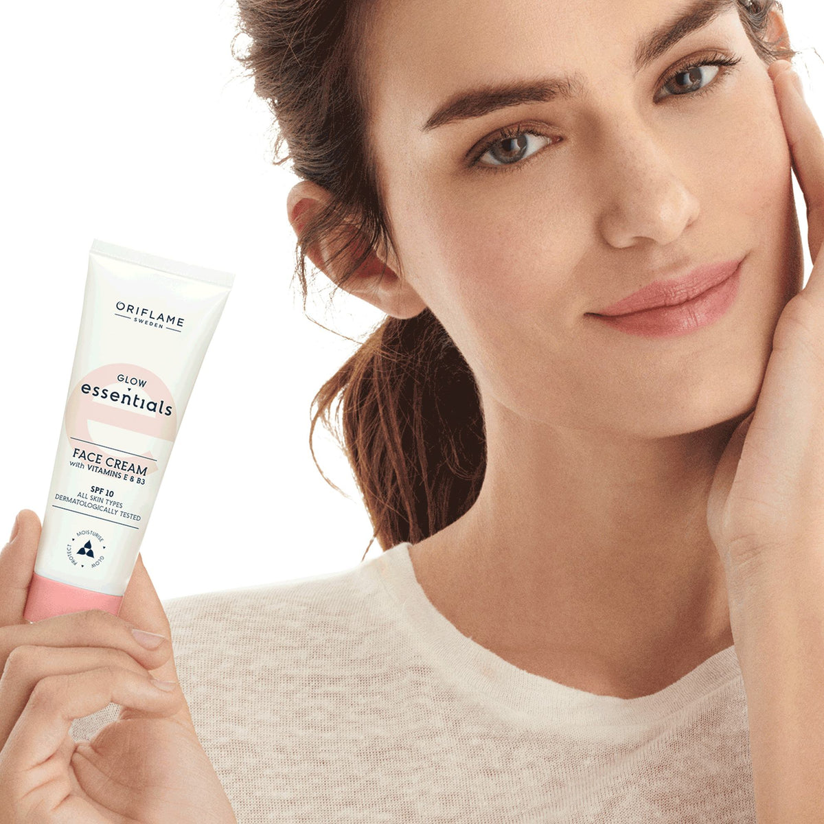 Oriflame Glow Essentials Face Cream with Vitamins E & B3 SPF 10 - Buy Online in Pakistan at Cosmia.pk